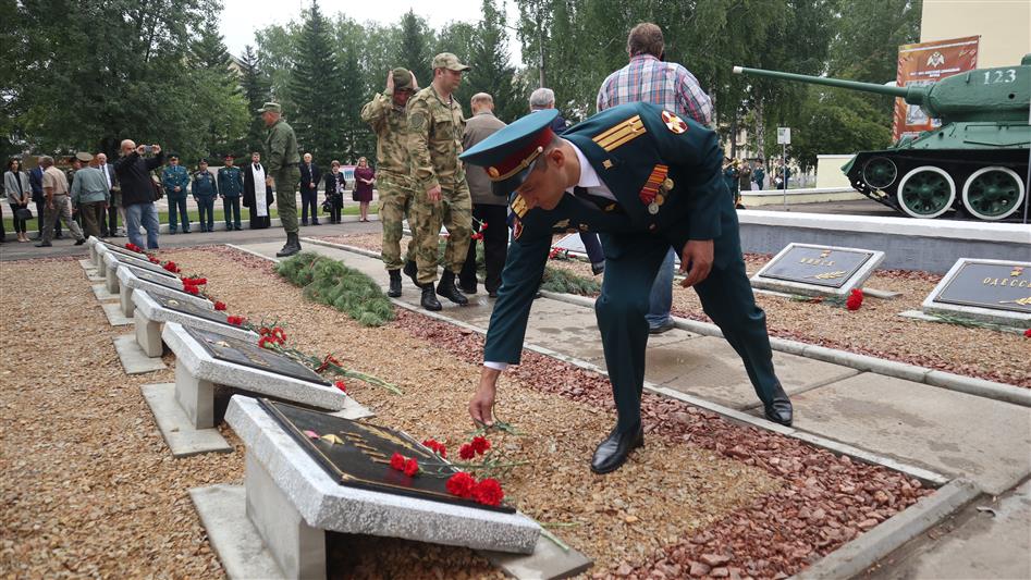В железногорской воинской части Росгвардии открыли Аллею Славы