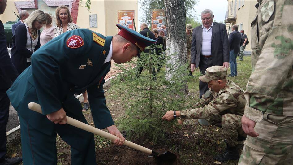 В железногорской воинской части Росгвардии открыли Аллею Славы