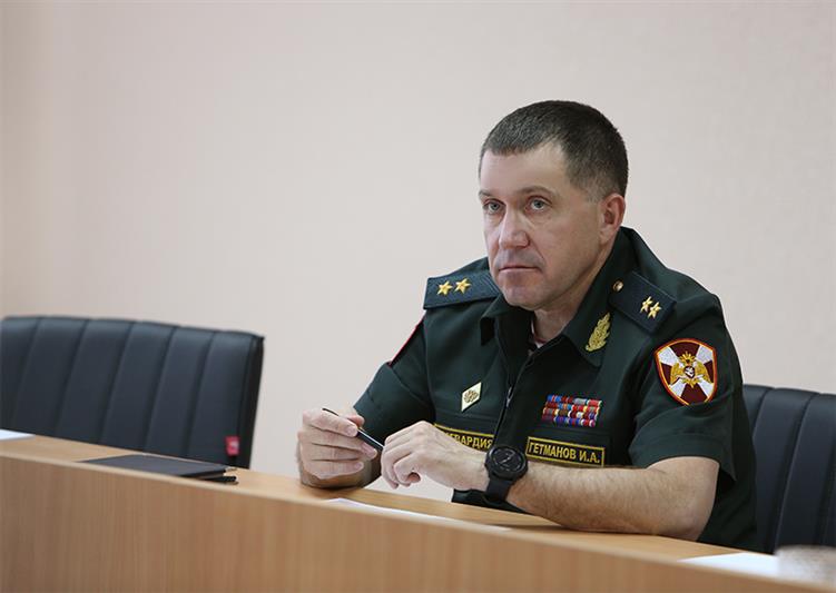 Командующий Северо-Кавказским округом Росгвардии провел вечер вопросов и ответов в авиационной эскадрилье 