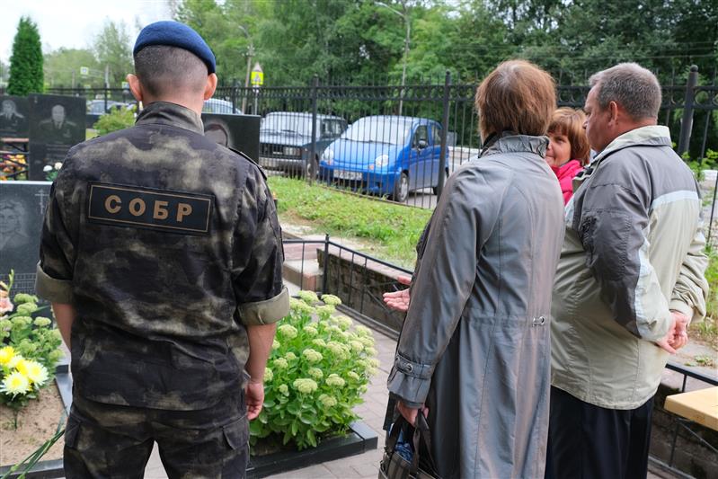 Смоленские росгвардейцы почтили память Героя России Алексея Буханова, погибшего при исполнении служебного долга