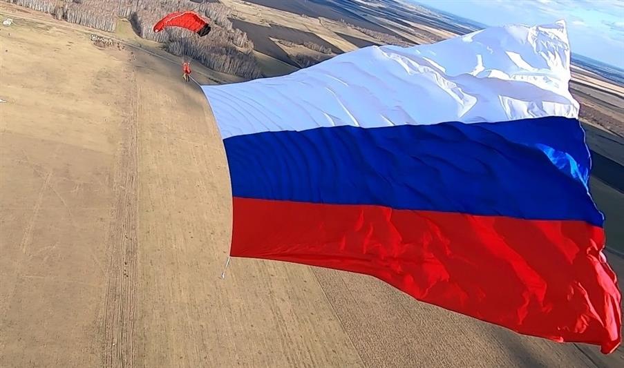 В Свердловской области росгвардеец принял участие в парашютном прыжке с триколором в честь Дня флага России (видео)