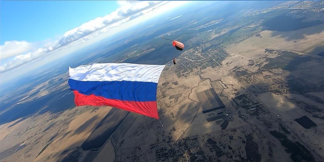 В Свердловской области росгвардеец принял участие в парашютном прыжке с триколором в честь Дня флага России (видео)