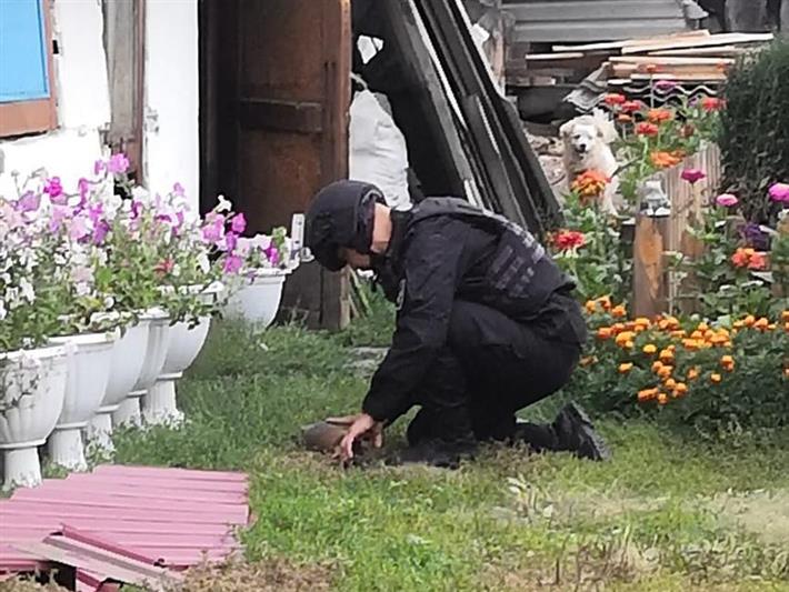 В Алтайском крае взрывотехники ОМОН обследовали подозрительный предмет