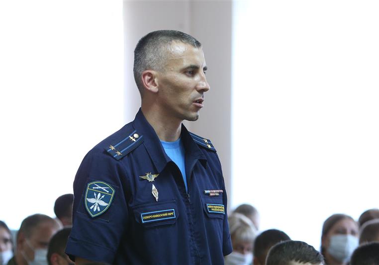 Командующий Северо-Кавказским округом Росгвардии провел вечер вопросов и ответов в авиационной эскадрилье