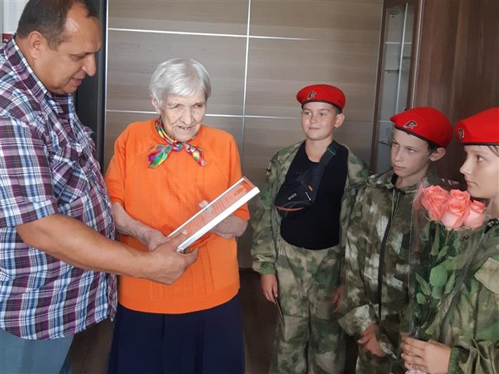 Представители Росгвардии поздравили ветерана Великой Отечественной войны из Кемерова с 95-летием