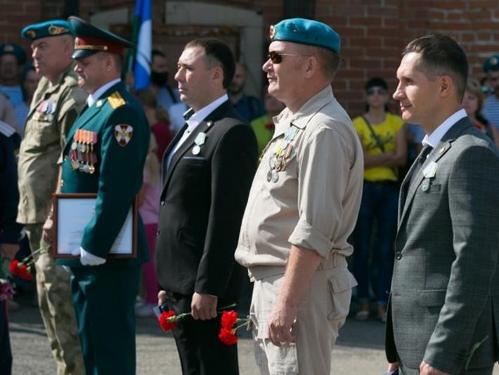 Росгвардейцы из Алтайского края награждены медалями «90 лет Воздушно-десантным войскам»