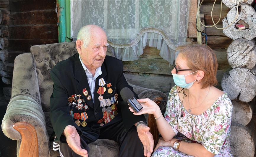 В Кургане сотрудники Росгвардии навестили ветерана Великой Отечественной войны (видео)