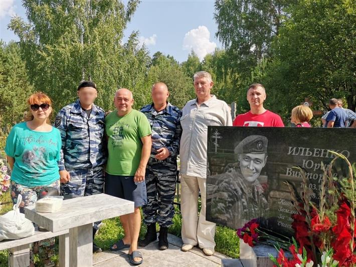 Сотрудники свердловского ОМОН на транспорте почтили память погибшего при спасении журналистов товарища