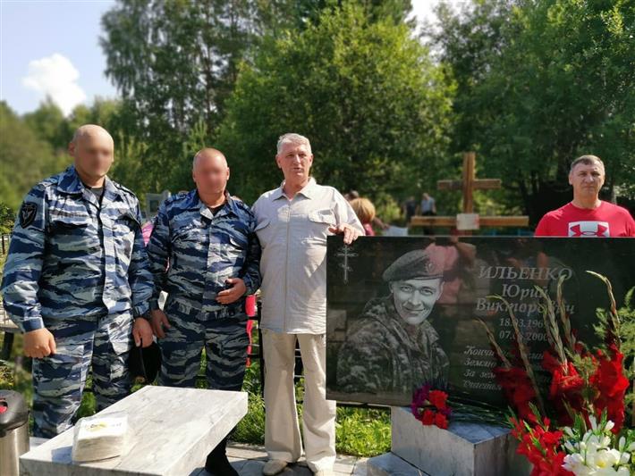 Сотрудники свердловского ОМОН на транспорте почтили память погибшего при спасении журналистов товарища