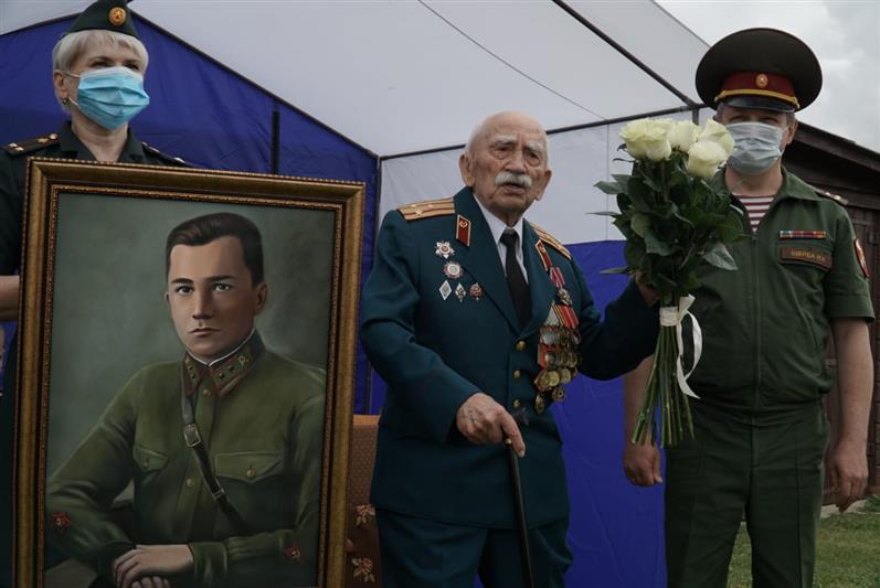 Росгвардия провела праздничный парад для ветерана Великой Отечественной войны Павла Лосика, которому исполнилось 100 лет (видео)