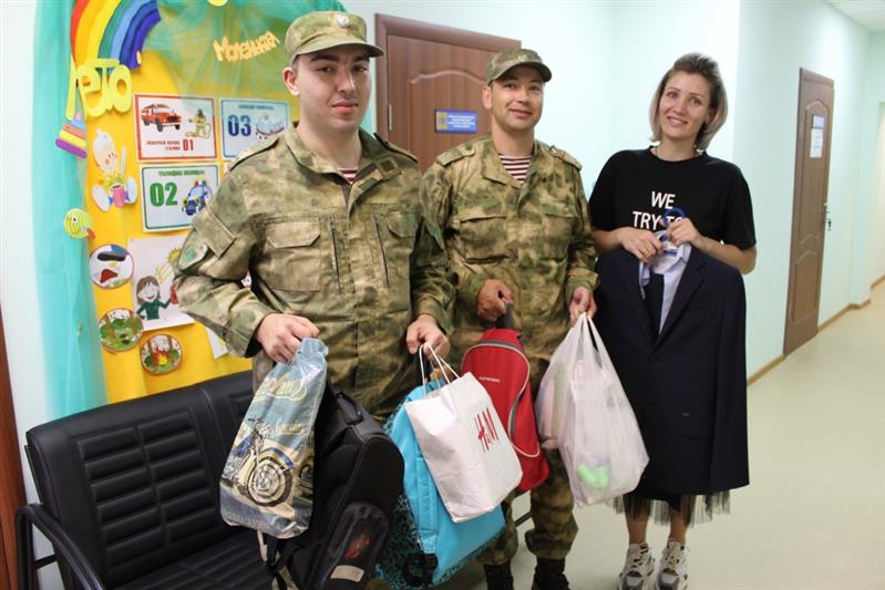 Военнослужащие Росгвардии из Железногорска приняли участие во всероссийской акции «Помоги пойти учиться»