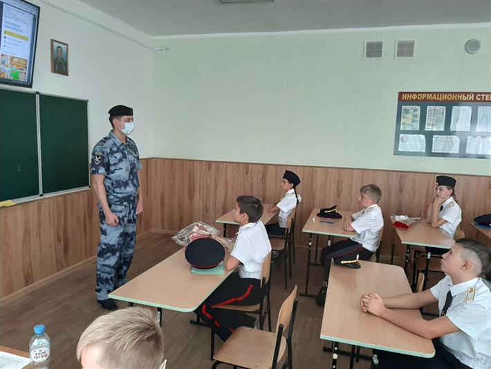 Сотрудники симферопольского ОМОН «Беркут» провели урок мужества для кадетов подшефного класса