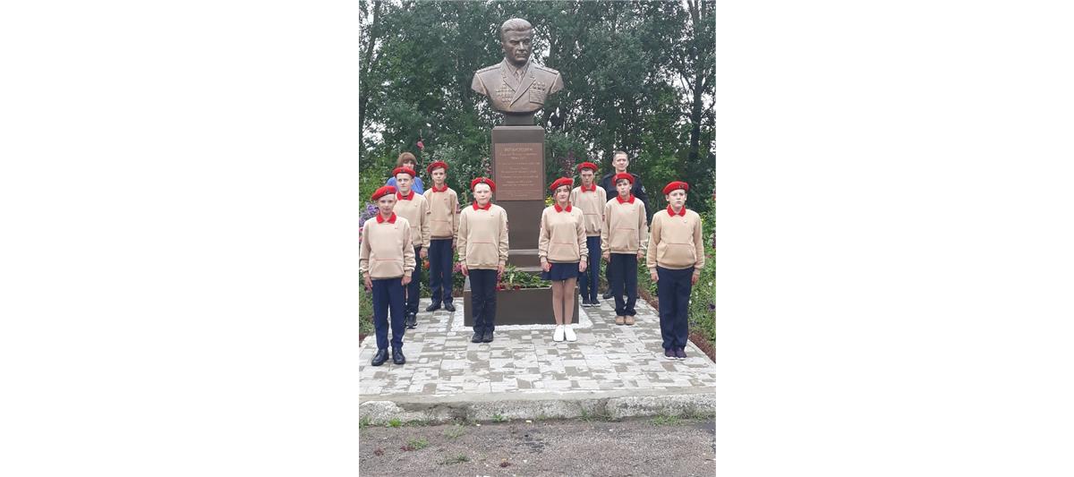 Сотрудники вологодского ОМОН поздравили со вступлением в юнармейцы учеников школы имени погибшего бойца отряда