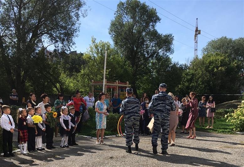 Сотрудники йошкар-олинского ОМОН поздравили учеников подшефной школы-интерната с началом учебного года