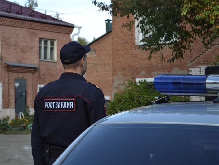 Омские росгвардейцы задержали подозреваемого в незаконном хранении наркотиков в крупном размере