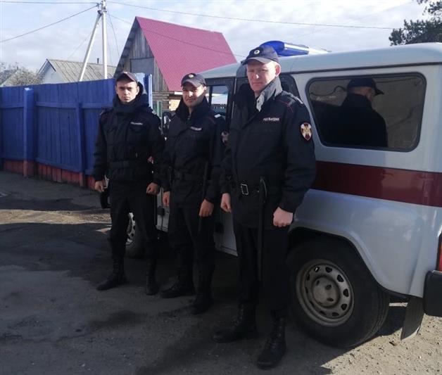 В поселке Муромцево Омской области сотрудники Росгвардии вернули домой потерявшуюся девочку