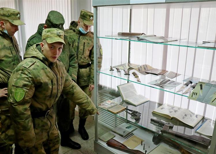 В День оружейника в снежинском полку Уральского округа Росгвардии открылась выставка образцов вооружения
