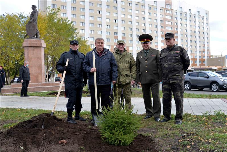 Росгвардейцы высадили в Кургане ели в память о павших товарищах