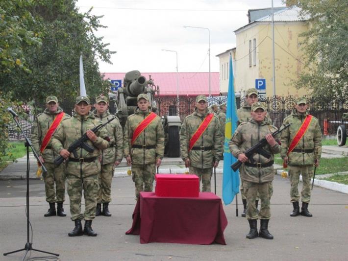 В Омске военнослужащие Росгвардии приняли участие в церемонии передачи останков красноармейца в республику Казахстан