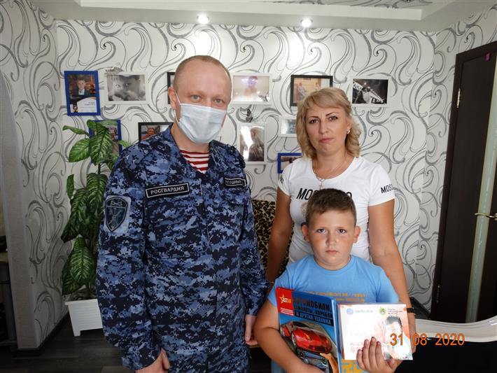 В Нижегородской области сотрудники Росгвардии провели акцию «Книга – лучший подарок первокласснику»