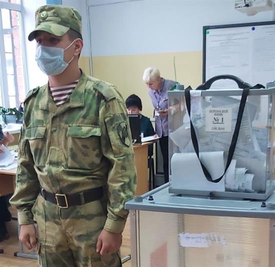 В Иркутской области сотрудники и военнослужащие Росгвардии совместно с сотрудниками полиции обеспечивают охрану общественного порядка при проведении голосования на выборах губернатора региона