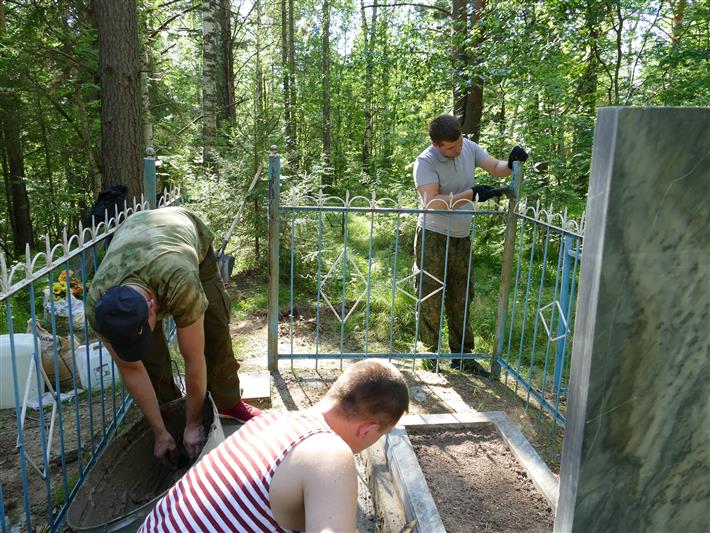 Томские росгвардейцы посетили и облагородили место захоронения коллеги, погибшего при исполнении служебного долга
