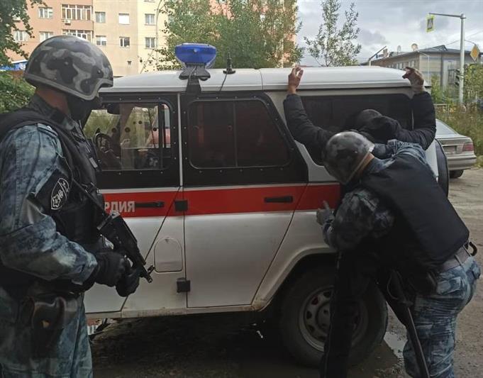 В Югре росгвардейцы задержали злоумышленника, угрожавшего посетителям банка
