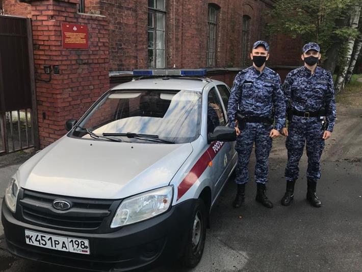 В Кронштадте росгвардейцы задержали мужчину, подозреваемого в нападении с ножом на двух местных жителей 
