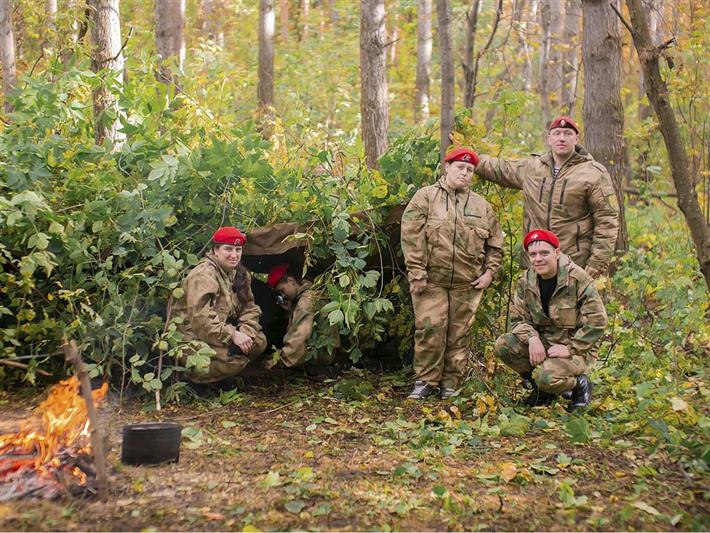 В Кузбассе росгвардейцы провели для школьников и их родителей мастер-класс по выживанию в лесу 