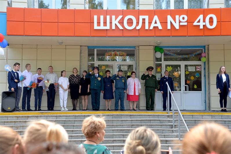 В Уральском округе сотрудники Росгвардии поздравили школьников с Днем знаний и обеспечили безопасность праздничных мероприятий