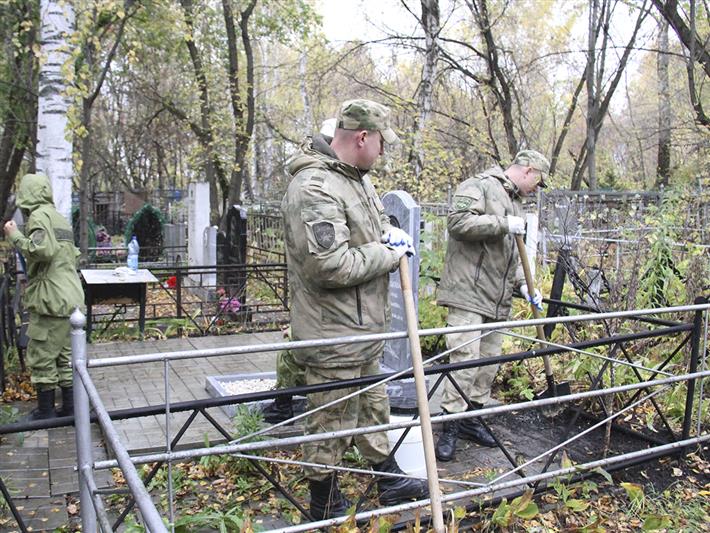 В Кемерове росгвардейцы посетили место захоронения супругов-фронтовиков