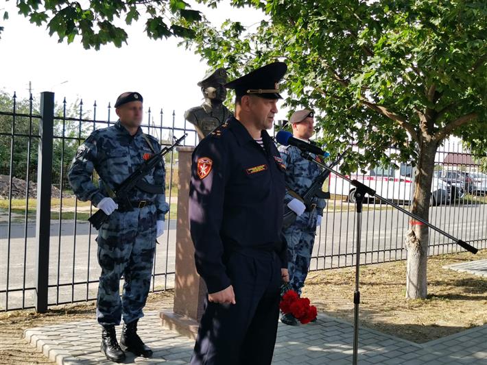В Курске по инициативе Росгвардии установлен бюст Героя России Андрея Хмелевского 