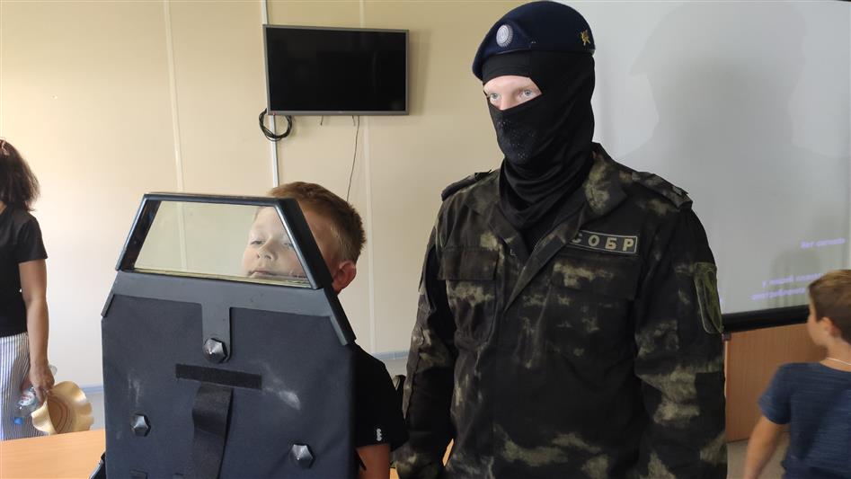 Юные воспитанники севастопольского спортивного клуба стали гостями СОБР Росгвардии