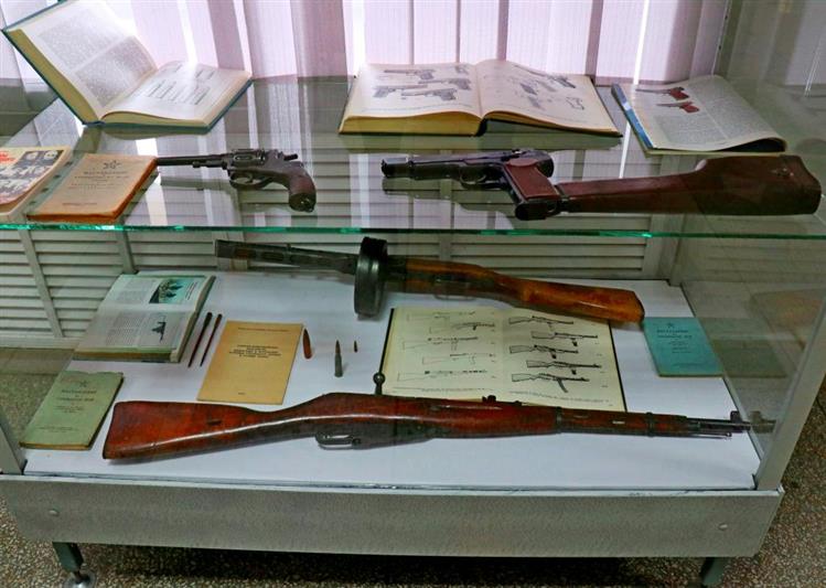 В День оружейника в снежинском полку Уральского округа Росгвардии открылась выставка образцов вооружения