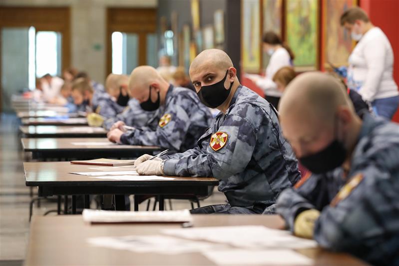 Статс-секретарь – заместитель директора Федеральной службы войск национальной гвардии Российской Федерации генерал-полковник Олег Плохой принял участие в торжественном открытии Всероссийской акции «Диктант Победы» (видео)