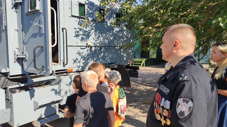 Юные воспитанники севастопольского спортивного клуба стали гостями СОБР Росгвардии