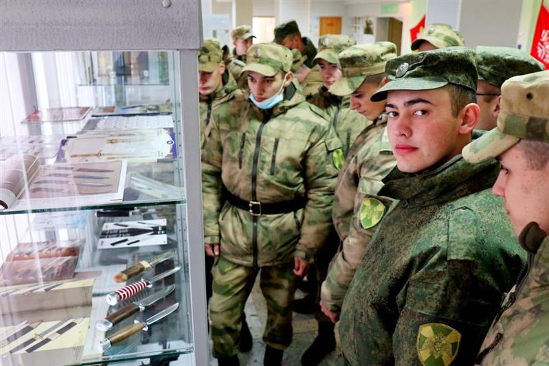В День оружейника в снежинском полку Уральского округа Росгвардии открылась выставка образцов вооружения