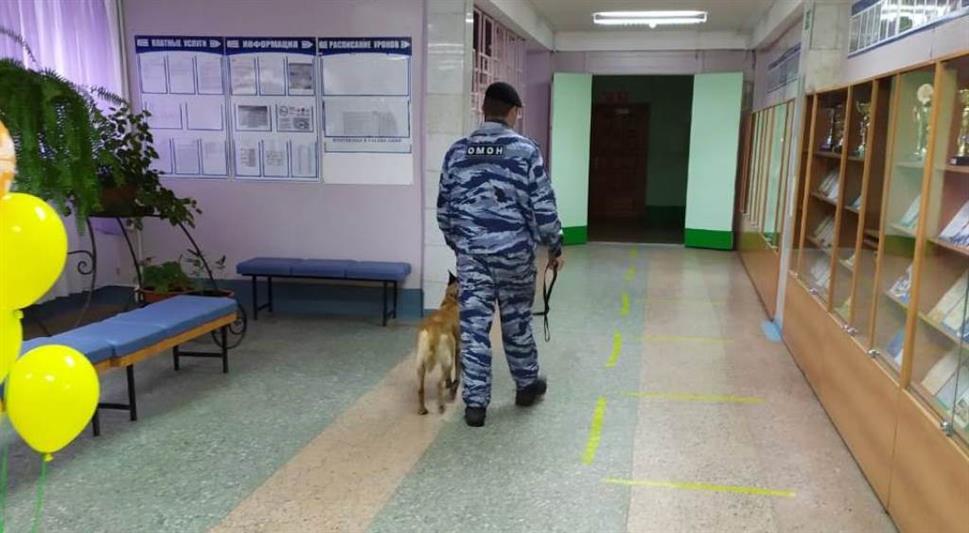 В Уральском округе сотрудники Росгвардии поздравили школьников с Днем знаний и обеспечили безопасность праздничных мероприятий