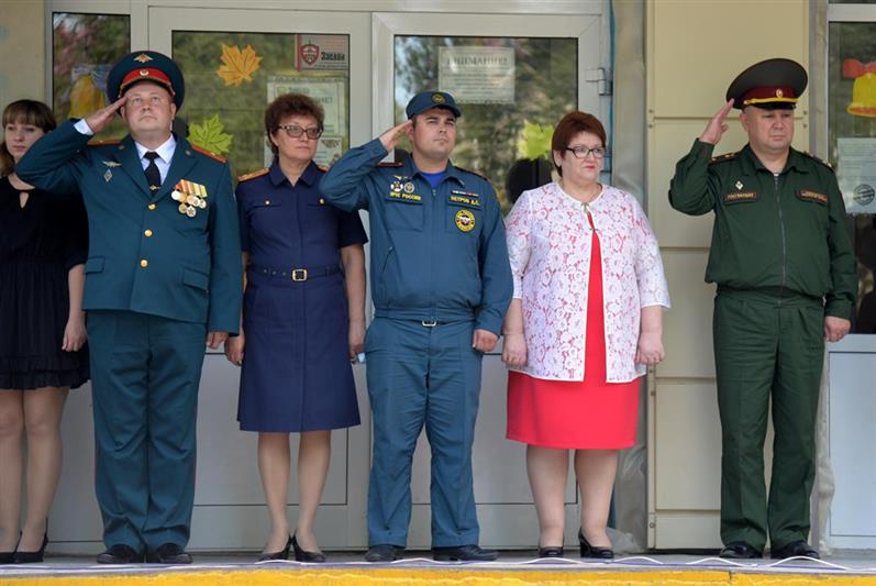В Уральском округе сотрудники Росгвардии поздравили школьников с Днем знаний и обеспечили безопасность праздничных мероприятий