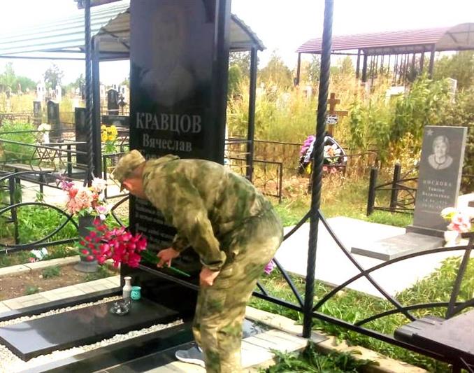 В Адыгее росгвардейцы провели акцию по благоустройству мест захоронения погибших сослуживцев