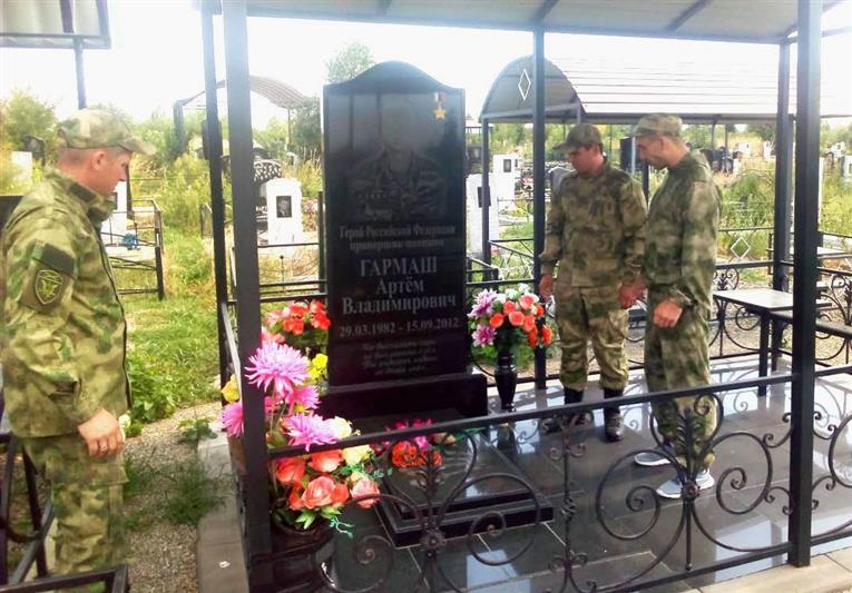 В Адыгее росгвардейцы провели акцию по благоустройству мест захоронения погибших сослуживцев 