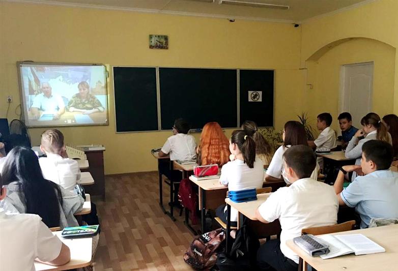 Военнослужащие Росгвардии провели урок безопасности для учащихся астраханской школы