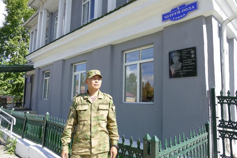 Автограф Победы: военнослужащий Росгвардии из Тувы рассказал о земляке-герое