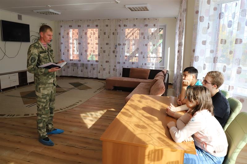 В Югре офицер Росгвардии провел познавательное занятие для воспитанников подшефного социального центра 