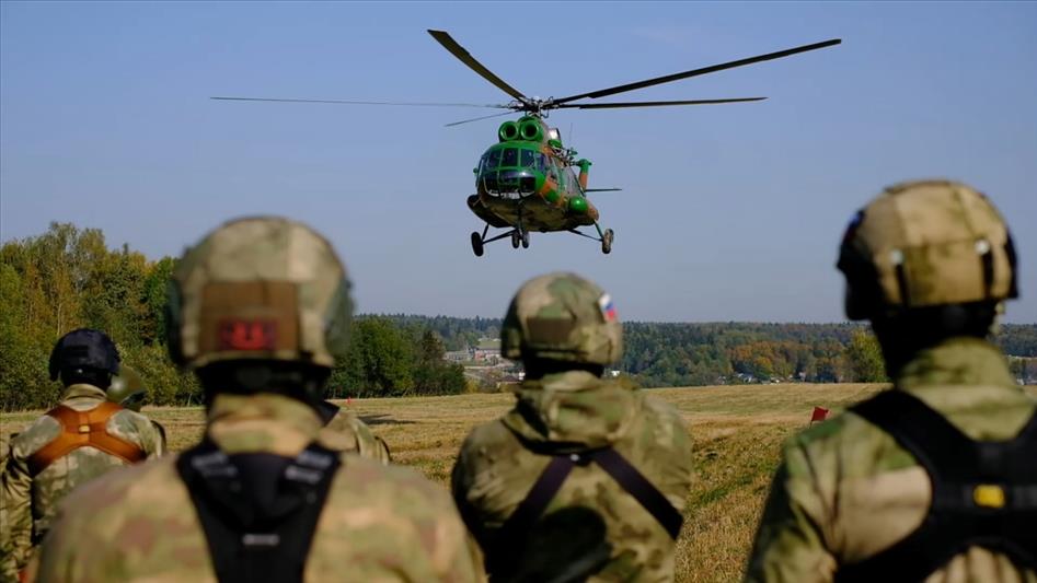 Спецназовцы Росгвардии десантировались из вертолета беспарашютным способом (видео)