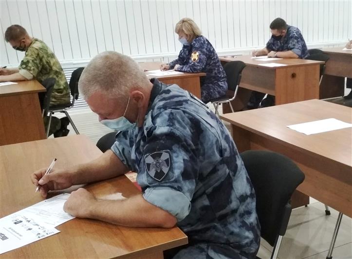 Росгвардейцы Южного округа написали Диктант Победы (фото, видео)