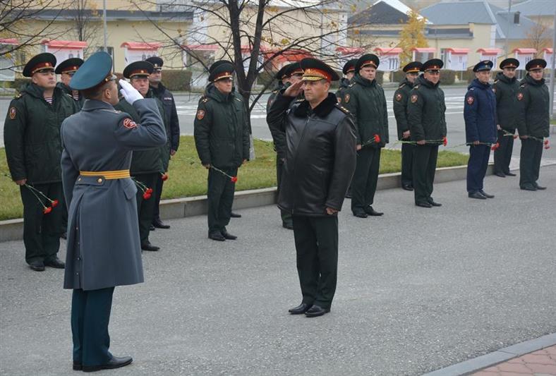 В Екатеринбурге командующий Уральским округом Росгвардии возложил цветы к памятнику погибшим военнослужащим и сотрудникам 