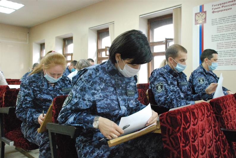 Военнослужащие и сотрудники Уральского округа Росгвардии написали Диктант Победы