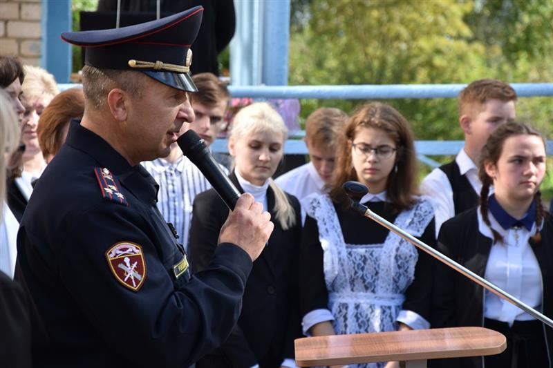Мемориальную доску военнослужащему войск правопорядка открыли в Костромской области 