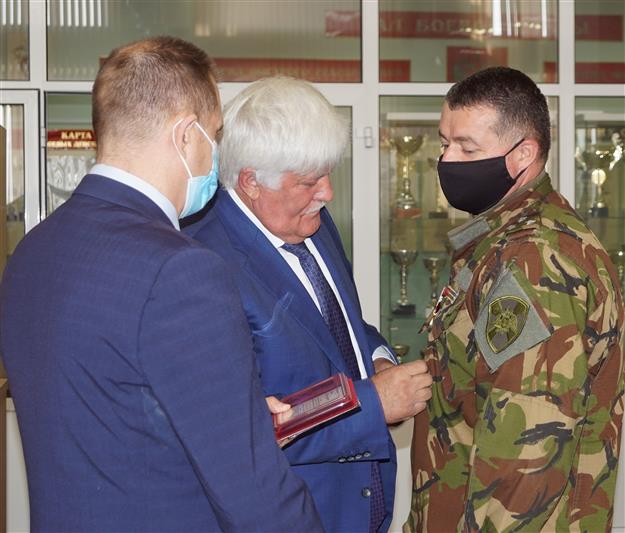 В Липецке сотрудникам ОМОН вручили юбилейные медали «20 лет разгрома международных бандформирований»